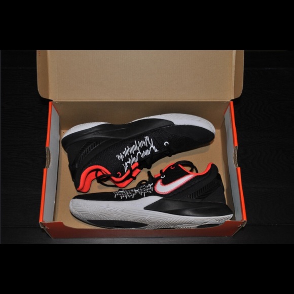 Kyries - Picture 3 of 5